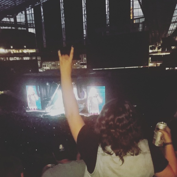 Meet your Posher, Desirae - Picture 3 of 3